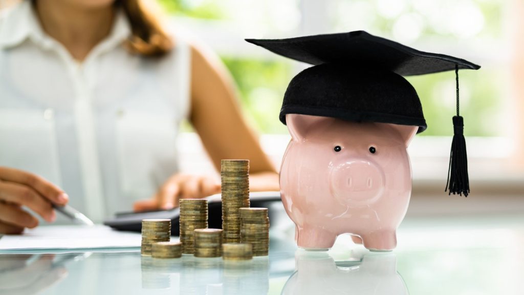 La educación financiera es el proceso de aprender sobre cómo manejar y usar el dinero y otros recursos financieros de manera efectiva