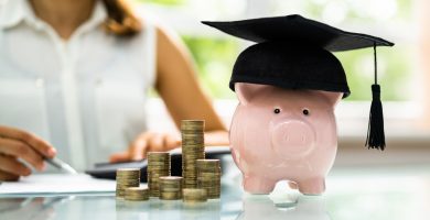 La educación financiera es el proceso de aprender sobre cómo manejar y usar el dinero y otros recursos financieros de manera efectiva
